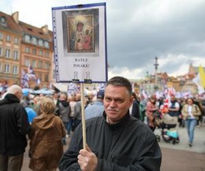 Narodowy Marsz Życia przez Warszawę. Organizatorzy mówią, że idą w obronie „poczętych dzieci zagrożonych aborcją”