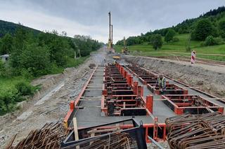 Na zabezpieczonym osuwisku zbudowano w żelbetowy ruszt – kratownicę, która łączy wywiercone wcześniej pale.