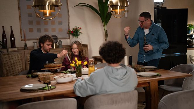 Rodzinka.pl 17 sezon odcinek 295 (odc. 8). Magda (Olga Kalicka), Tomek (Maciej Musiał), Ludwik (Tomasz Karolak), Kacper (Mateusz Pawłowski)