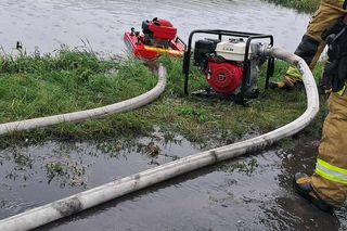 Zalane posesje, zerwany dach, przewrócony tir. Leszno i region po załamaniu pogody