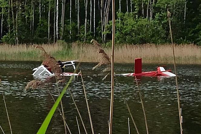 Helikopter wpadł do jeziora w Rogoźniku. Wypadek helikoptera zauważyli mieszkańcy