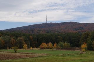 Góra tajemnic zachwyca turystów od wielu lat. Z Wrocławia dojedziemy tu w niecałą godzinę 