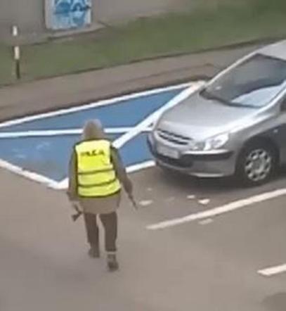 Przebrał się za policjanta i terroryzował okolicę