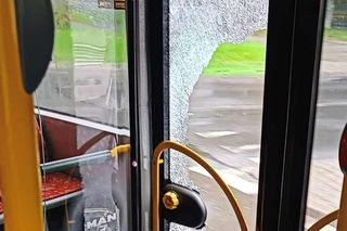 Agresywny pasażer autobusu linii nr 5 poszukiwany. Mężczyzna rzucił się na podróżujących 