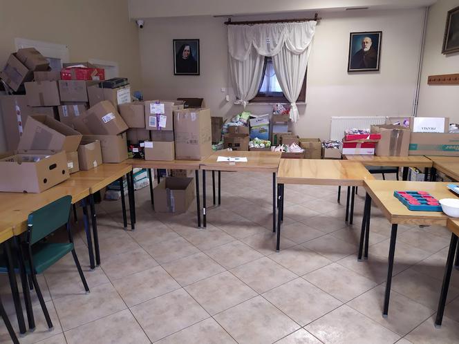 Oprócz ciepłych posiłków w jadłodajni Caritas w Siedlcach przygotowywane są także paczki żywnościowe i chemiczne dla uchodźców
