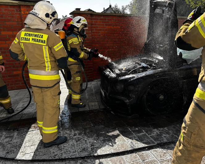 Myślenice. Pod kościołem spłonął luksusowy samochód. Bentley stanął w płomieniach