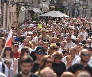Marsz Milczenia dla Klaudii w Toruniu. „Niech nasza cisza przemówi głośniej niż słowa” [GALERIA]