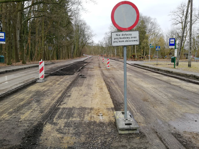 Ul. Arkońska – sfrezowana część nawierzchni z pozostawieniem tylko jednego pasa ruchu (dla komunikacji autobusowej, dojazdów do posesji i pojazdów budowy)