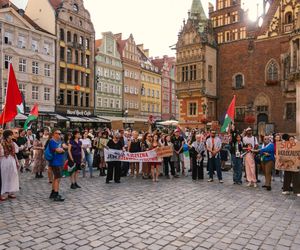 Głośny protest na Rynku we Wrocławiu przeciwko działaniom Izraela.„To nasz moralny obowiązek”