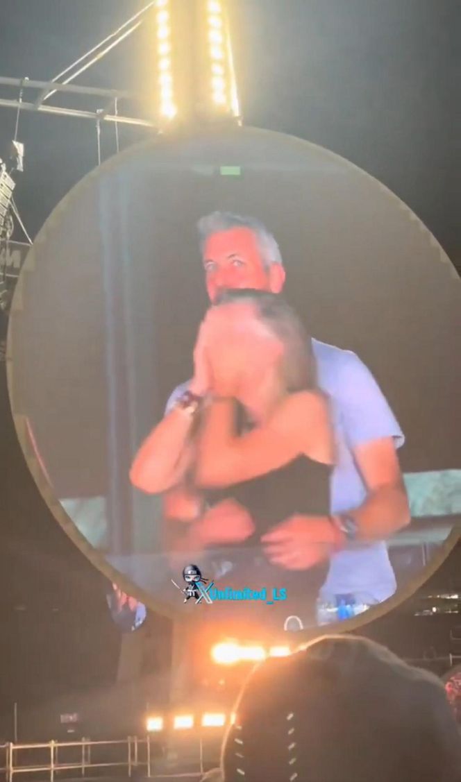 Skandal na koncercie gwiazdy. Żonaty milioner przyłapany na zdradzie z podwładną. Zobaczył to cały świat!