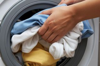 Sposób na pozbycie się brzydkiego zapachu ubrań po praniu