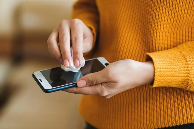Jak wyczyścić telefon i nie narazić się na szkodę? Typowe metody mogą uszkodzić twój smartfon!