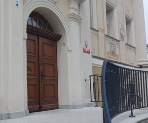 Zabytkowe drzwi ratusza w Lesznie w renowacji [ZDJĘCIA]