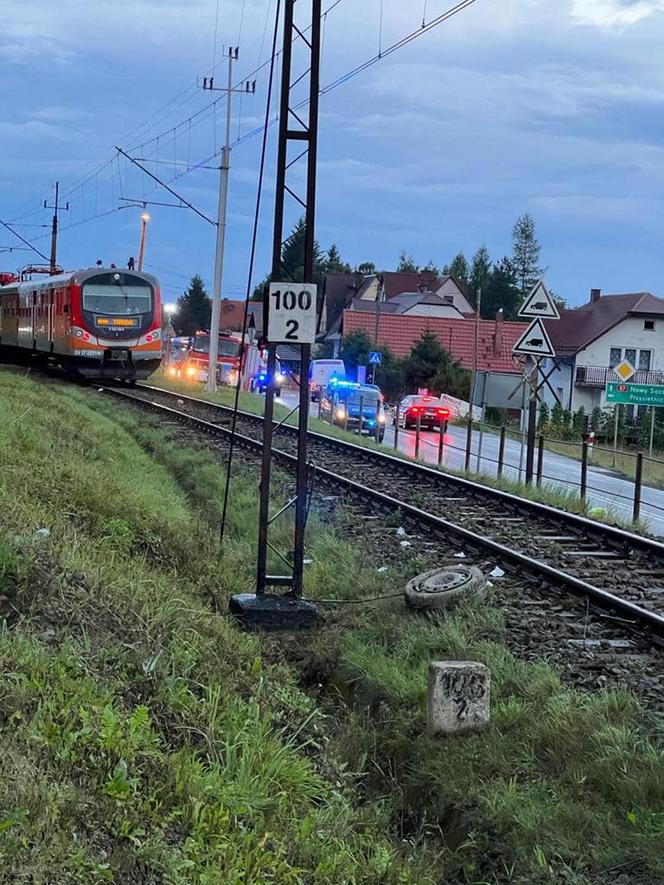 Barcice. Tragiczny wypadek. Auto dachowało i "wpadło" pod pociąg. 1 osoba nie żyje