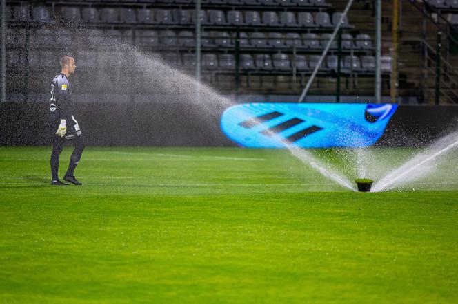 Niespodziewane sceny na meczu w Legnicy! Piłkarze zlani zimną wodą [ZDJĘCIE]