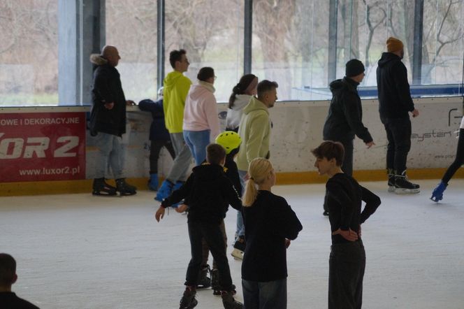 Ferie zimowe na Torbydzie w Bydgoszczy. Lodowisko pęka w szwach