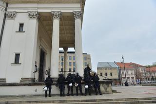 Policja pod kościołami w Warszawie