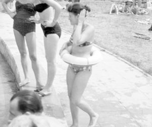 QUIZ PRL. Seksbomby znad Bałtyku. W czym opalały się nasze matki i babki? 15 pytań o plażowanie w stylu PRL