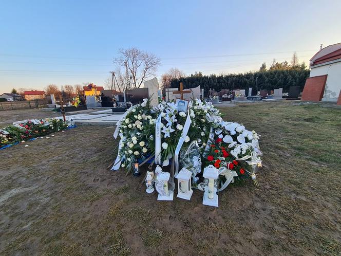 Groby Wiktorii i Konrada utonęły w kwiatach. Pochowali ich w święto zakochanych