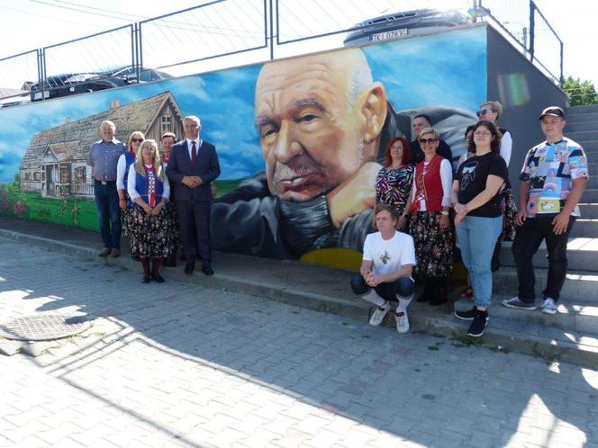 Mural i tablica ku pamięci Ryszarda Kotysa w Mniowie (Świętokrzyskie)