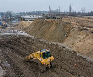Trzy nowe wiadukty przy Przybyszewskiego. Kiedy przejadą po nich pierwsze samochody?