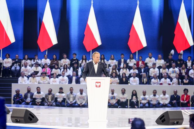 Konwencja KO w Gliwicach. Tusk, Trzaskowski, Protest związkowców i sprzedaż flag Polski i UE