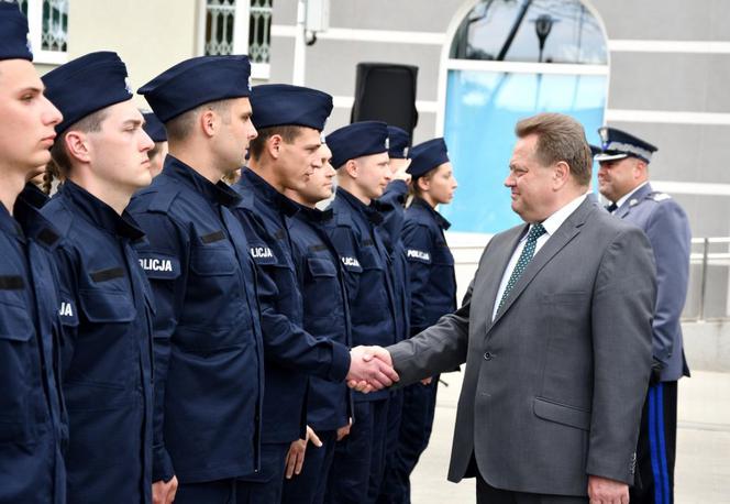 Nowi policjanci złożyli ślubowanie. Na uroczystości był wiceminister Jarosław Zieliński [ZDJĘCIA]