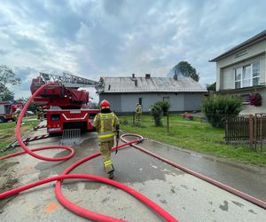 Pożar domu w miejscowości Glów koło Radłowa. Na miejscu 10 zastępów straży pożarnej