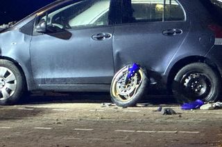 Makabryczny wypadek na Mokotowie. Motocyklista zderzył się z autem i wpadł na parking