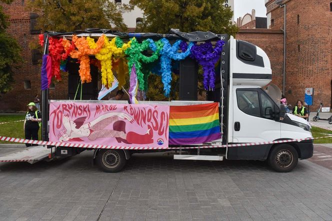 VI Toruński Marsz Równości. Przeciwnicy modlili się w centrum