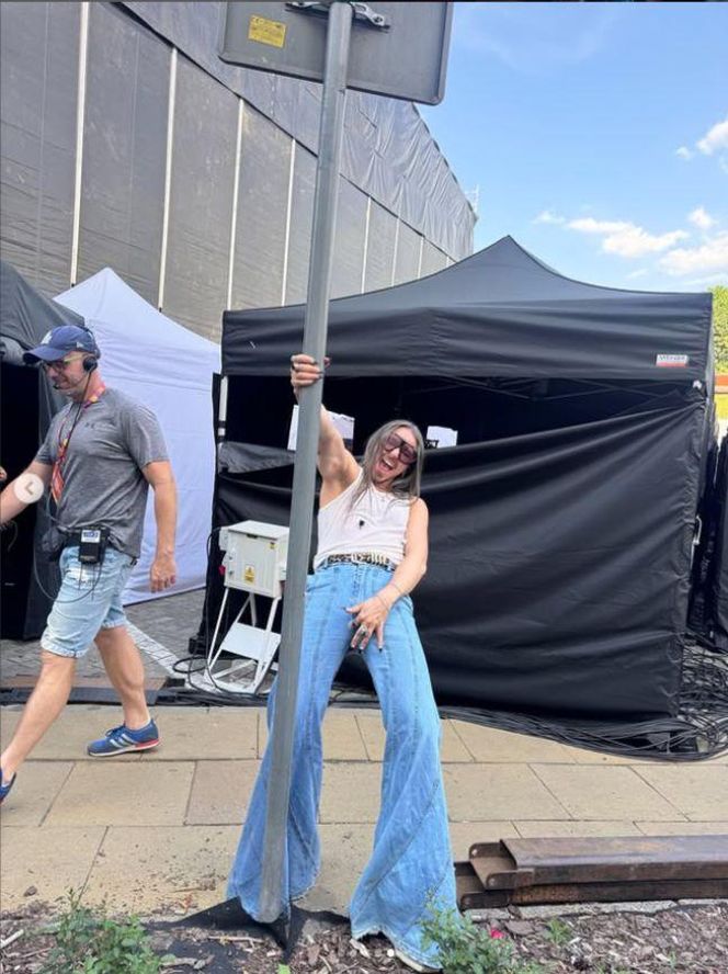 Michał Szpak przyłapany bez spodni za kulisami koncertu. Tego nie pokazali w TV!