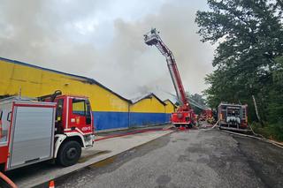Pożar sklepu z materiałami budowlanymi w Żaganiu. Kilkanaście zastępów walczy z ogniem!	