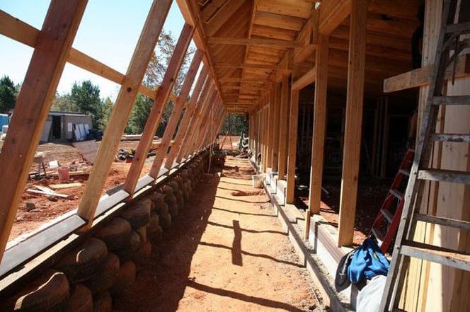 "Living machine" - Earthship samowystarczalny dom ekologiczny z odpadów 