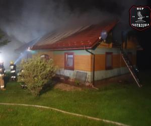 Potężny pożar w Kąśnej Dolnej. Ponad 50 strażaków gasiło płonący drewniany dom [GALERIA]