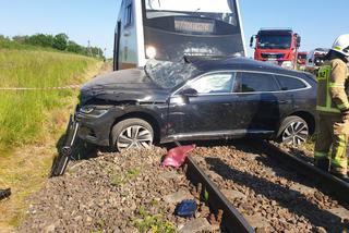 Tragiczny wypadek na przejeździe kolejowym w Krzycku. Pociąg uderzył w samochód