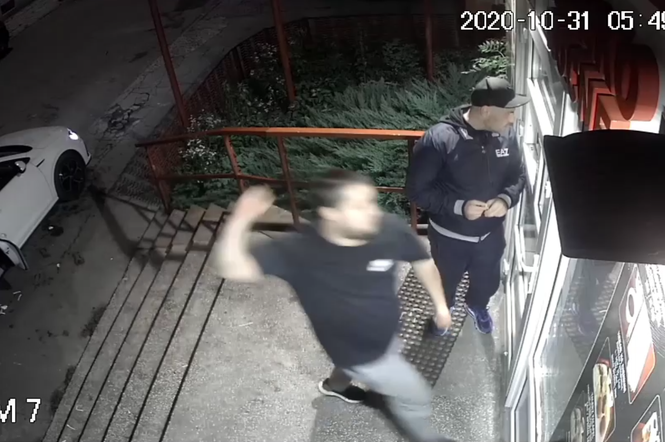 Policja poszukuje agresora, który wybił szybę na Wyspiańskiego w Elblągu