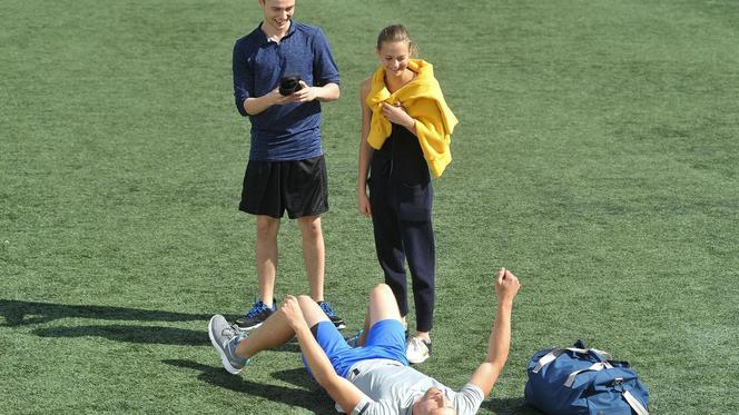 Barwy szczęścia odcinek 1996, Darek (Andrzej Niemyt), Józek (Patryk Pniewski), Julita (Katarzyna Sawczuk)