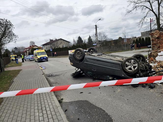 Radomsko. Kapliczka kompletnie zniszczona. Szokujący wypadek. Policja poszukuje mężczyzny z renaulta [ZDJĘCIA]