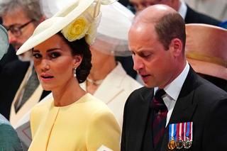 Księżna Kate spojrzała na Meghan na mszy. Fani pewni, że szepnęła TO do męża!