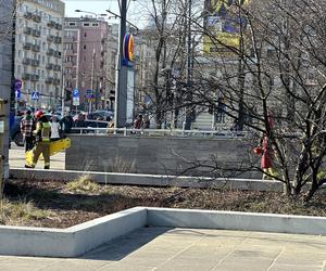 Horror w metrze! Stacja Ratusz Arsenał zamknięta. Pasażer rzucił się pod nadjeżdżający pociąg. Nie żyje