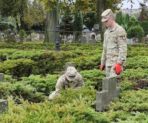 Żołnierze US Army sprzątają groby polskich żołnierzy 