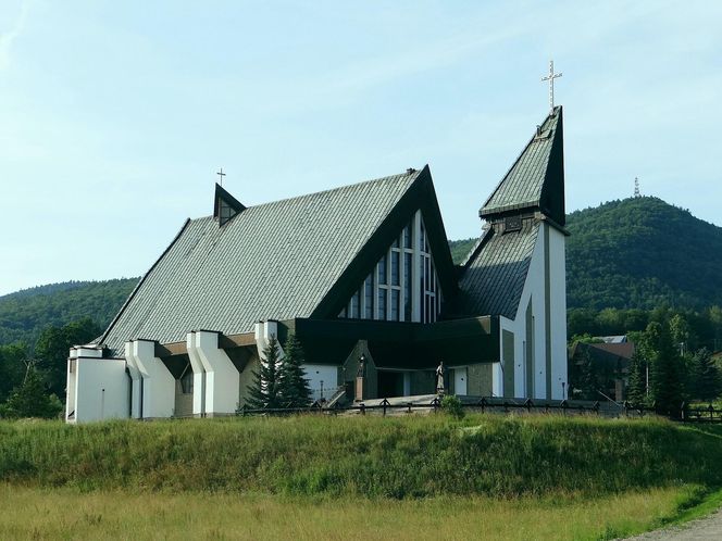 To niewielka małopolska wieś. Kiedyś przechodziła przez nią słynna galicyjska kolej 