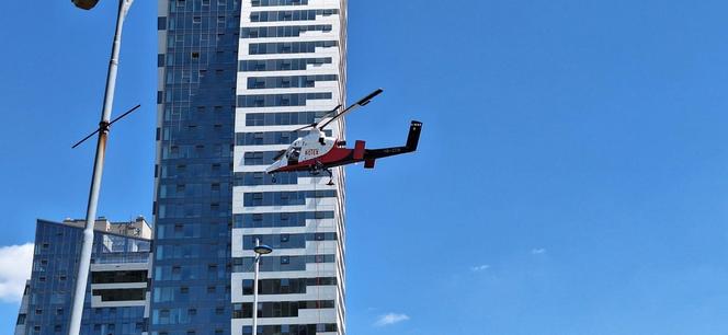 Montaż iglicy na Olszynki Park z użyciem helikoptera