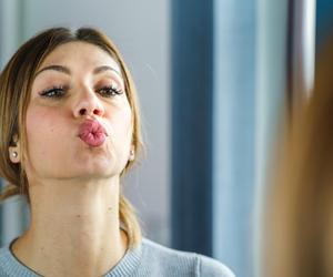 Joga twarzy pomaga dbać o wygląd. Przykładowe ćwiczenia