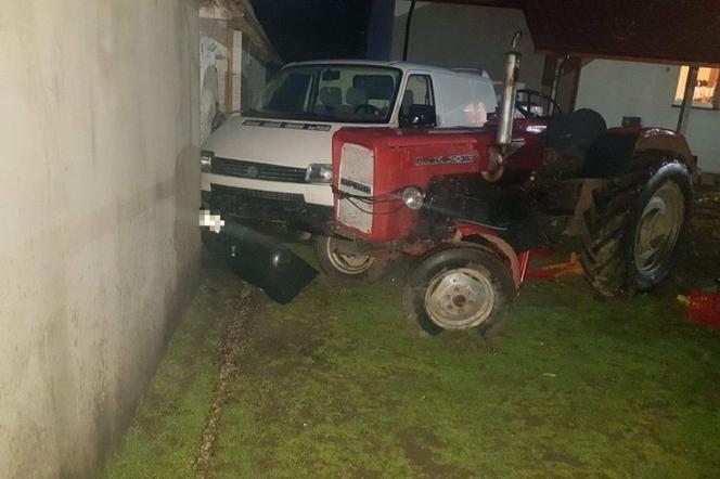 Pijany traktorzysta staranował ogrodzenie! Po wszystkim wypadł z ciągnika!