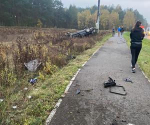 Poważny wypadek w Obrowie. Dachował samochód osobowy. Dwie osoby w szpitalu