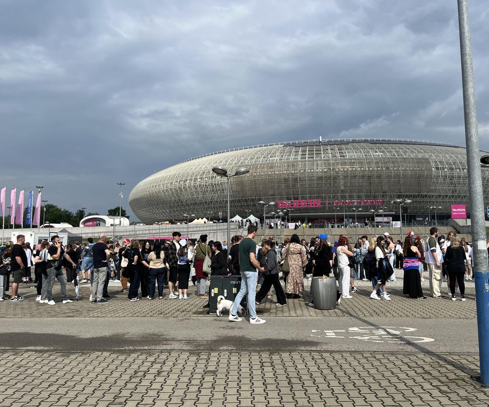 Billie Eilish głosem komunikacji miejskiej w Krakowie. Specjalna akcja z okazji koncertów