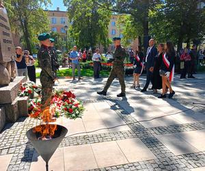 Na Skwerze Niepodległości w Siedlcach można było wysłuchać okolicznościowych przemówień i Apelu Pamięci Oręża Polskiego