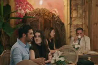 Wichrowe wzgórze: Halil upokarza Zeynep przy wszystkich. Przykre sceny w restauracji