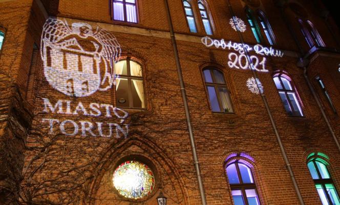 Toruń prezentuje iluminacje z noworocznymi życzeniami